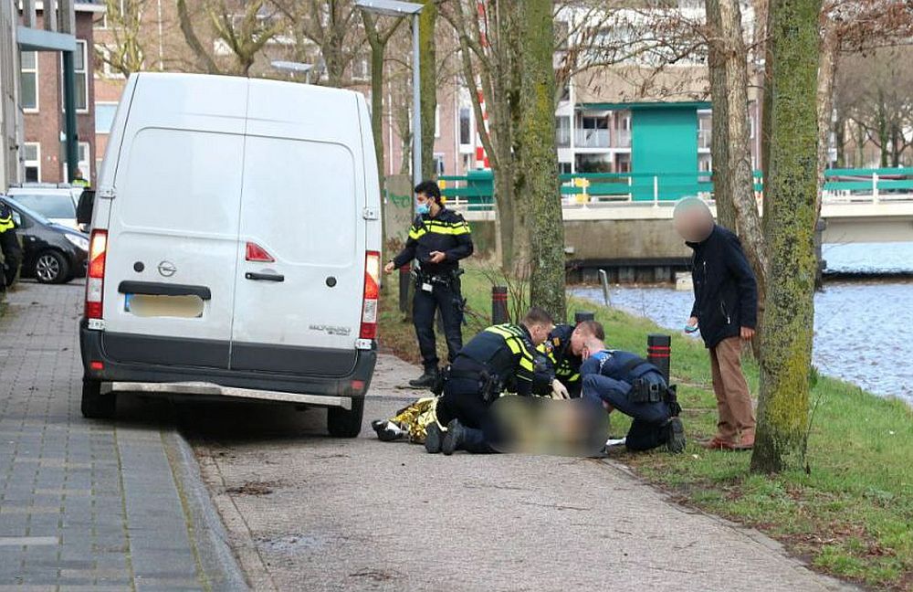 Vrouw gewond naar ziekenhuis na ongeval met bestelbus op Marwixkade #groningen:.
