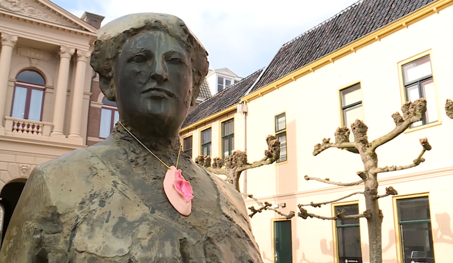 Beeld van Aletta Jacobs versierd met kutketting OOG Groningen