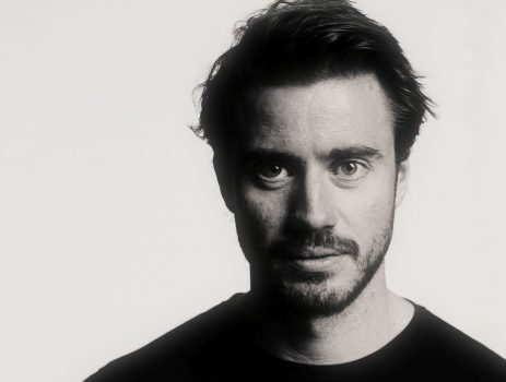 Precies één jaar na sluiting theaters staat eerste NNT-acteur weer op de planken - Oog TV