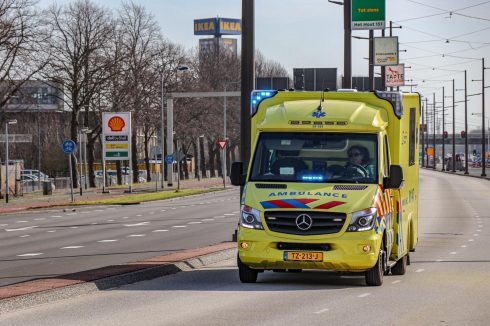 Auto op de kop in de sloot bij Noordwolde
