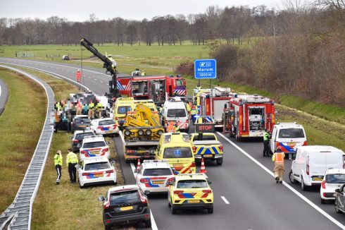 Twee zwaargewonden bij ernstig verkeersongeluk op A7 - Oog TV
