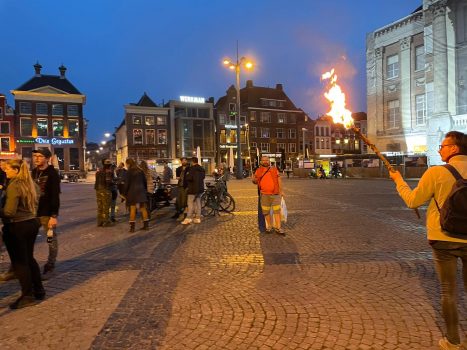 Fakkelprotest op Grote Markt tegen coronamaatregelen - Oog TV