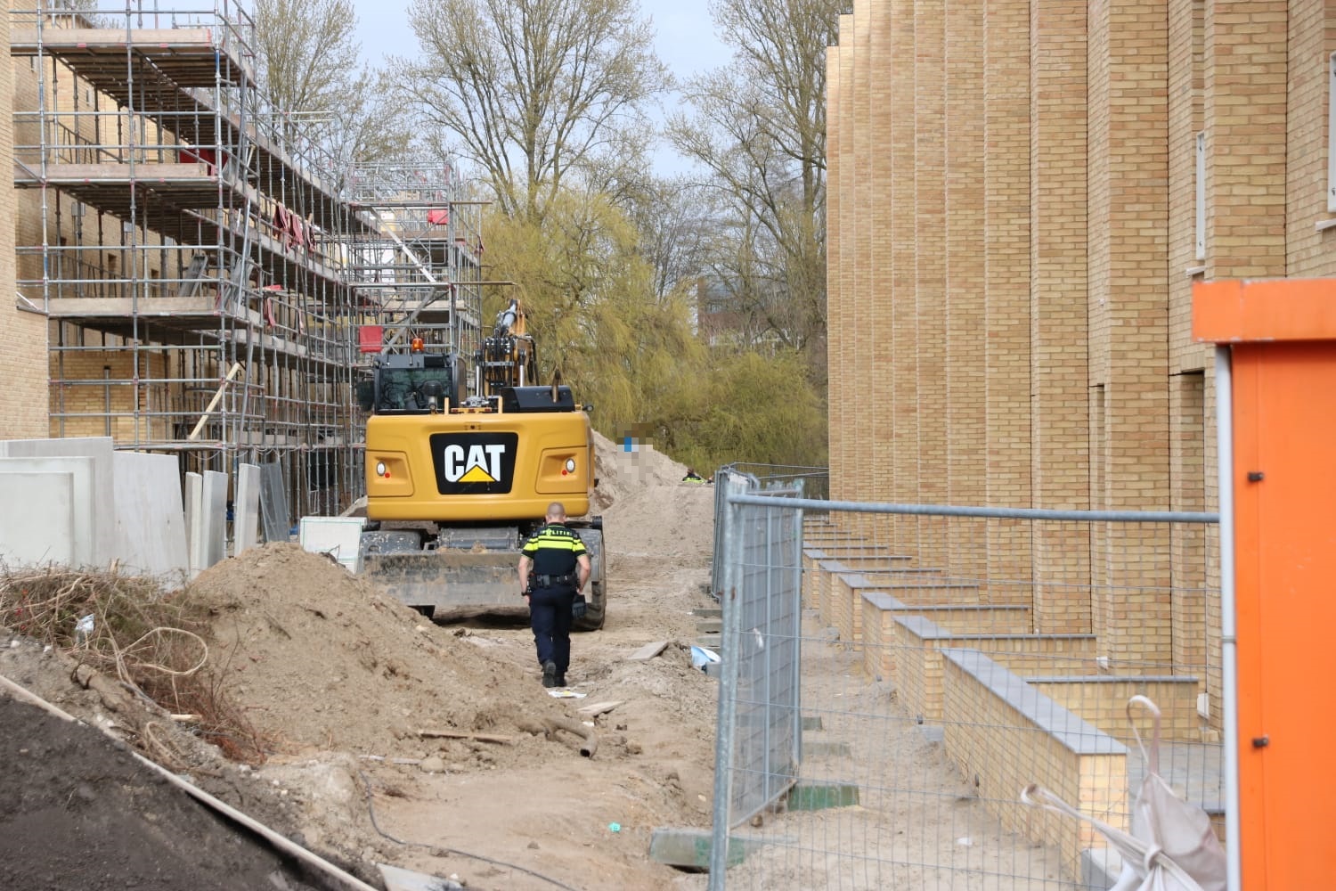 Politie stuurt spelende kinderen van bouwterrein #groningen:.