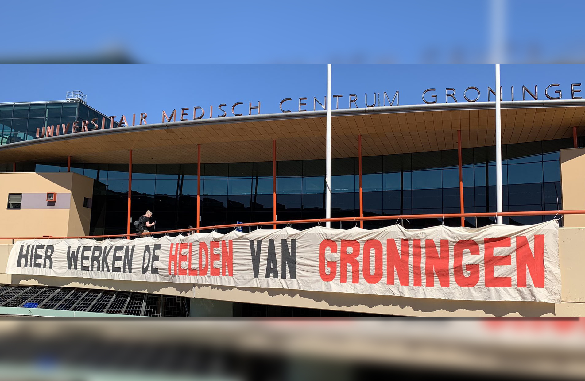 SP hangt groot spandoek bij UMCG voor meer waardering en betere beloning zorgverleners - Oog TV
