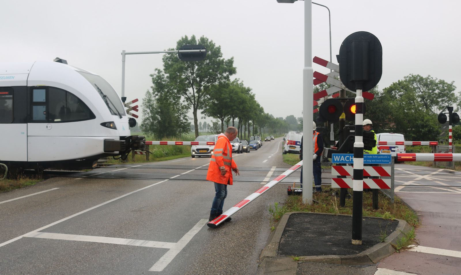 Problemen kapotte slagboom voorbij, treinen rijden weer volgens dienstregeling - Oog TV