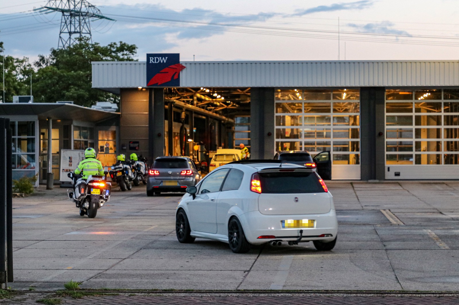 Politie controleert 26 voertuigen bij verkeerscontrole, 20 voertuigen niet in orde #groningen:.