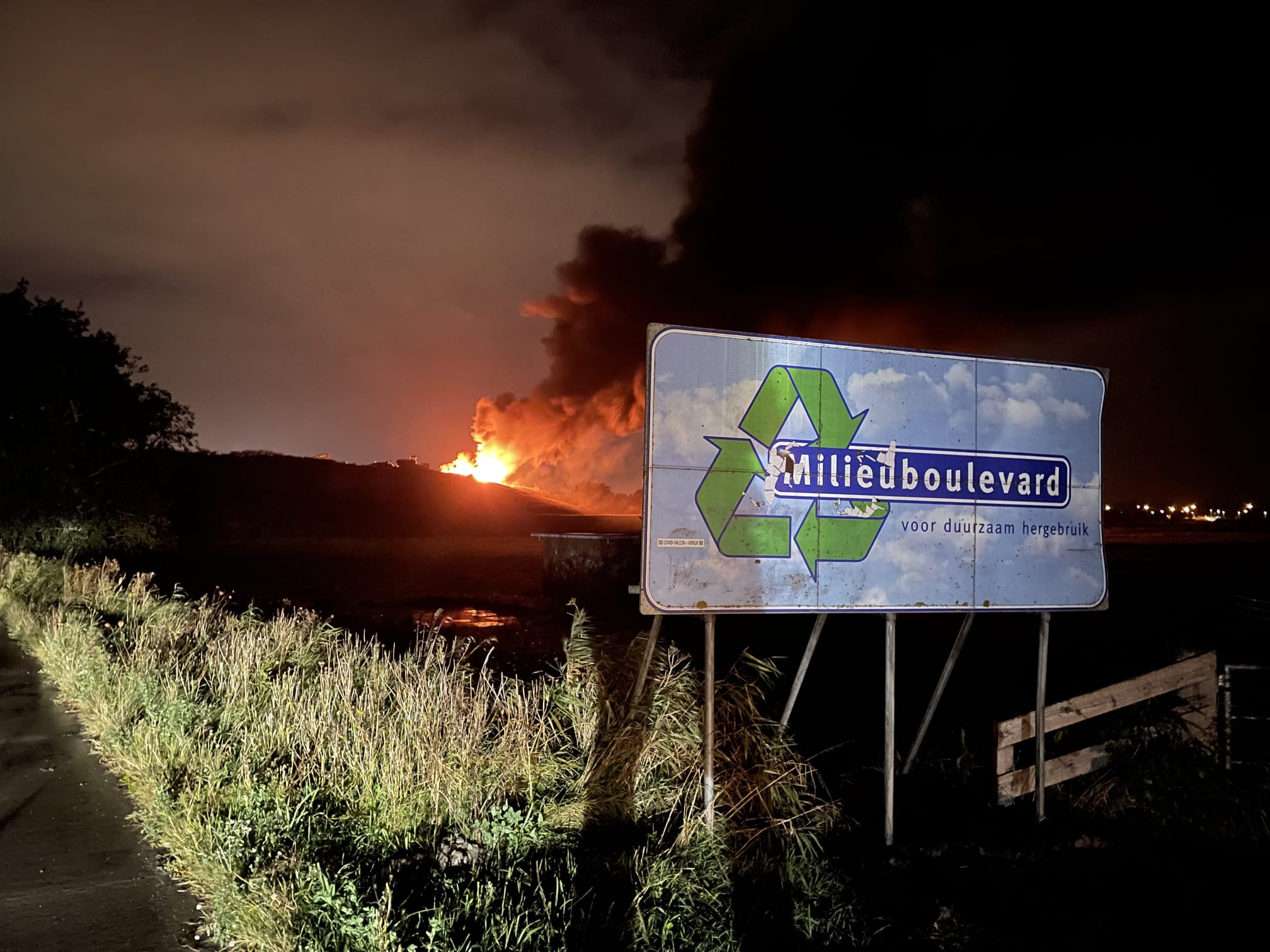 Grote brand bij vuilstort Stainkoelen in Stad; brandweer blust vuurhaard met zand (update) #groningen:.