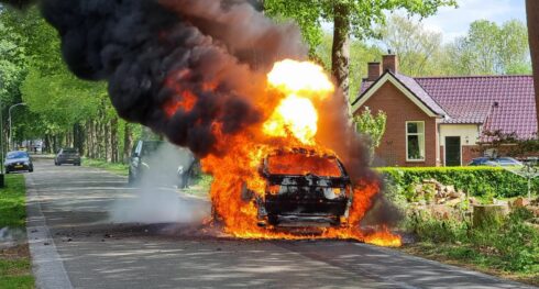 Moeder en kind ontsnappen aan vlammenzee bij autobrand tussen Westerbroek en Engelbert