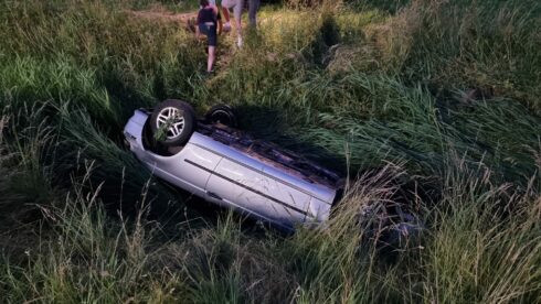 Auto belandt in sloot langs Eemshavenweg bij Thesinge; één inzittende gewond naar ziekenhuis