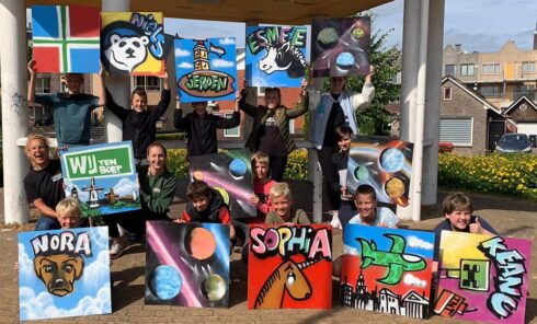 Kinderen in Ten Boer graffitiën er op los tijdens zomeractiviteit