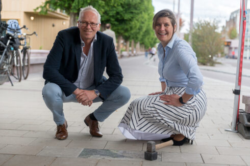 Wethouder en gedeputeerde leggen laatste steen nieuw busstation UMCG-Noord