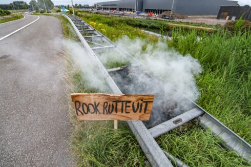 Demonstranten steken op tientallen plekken hooibalen in de brand: “Rook Rutte uit”