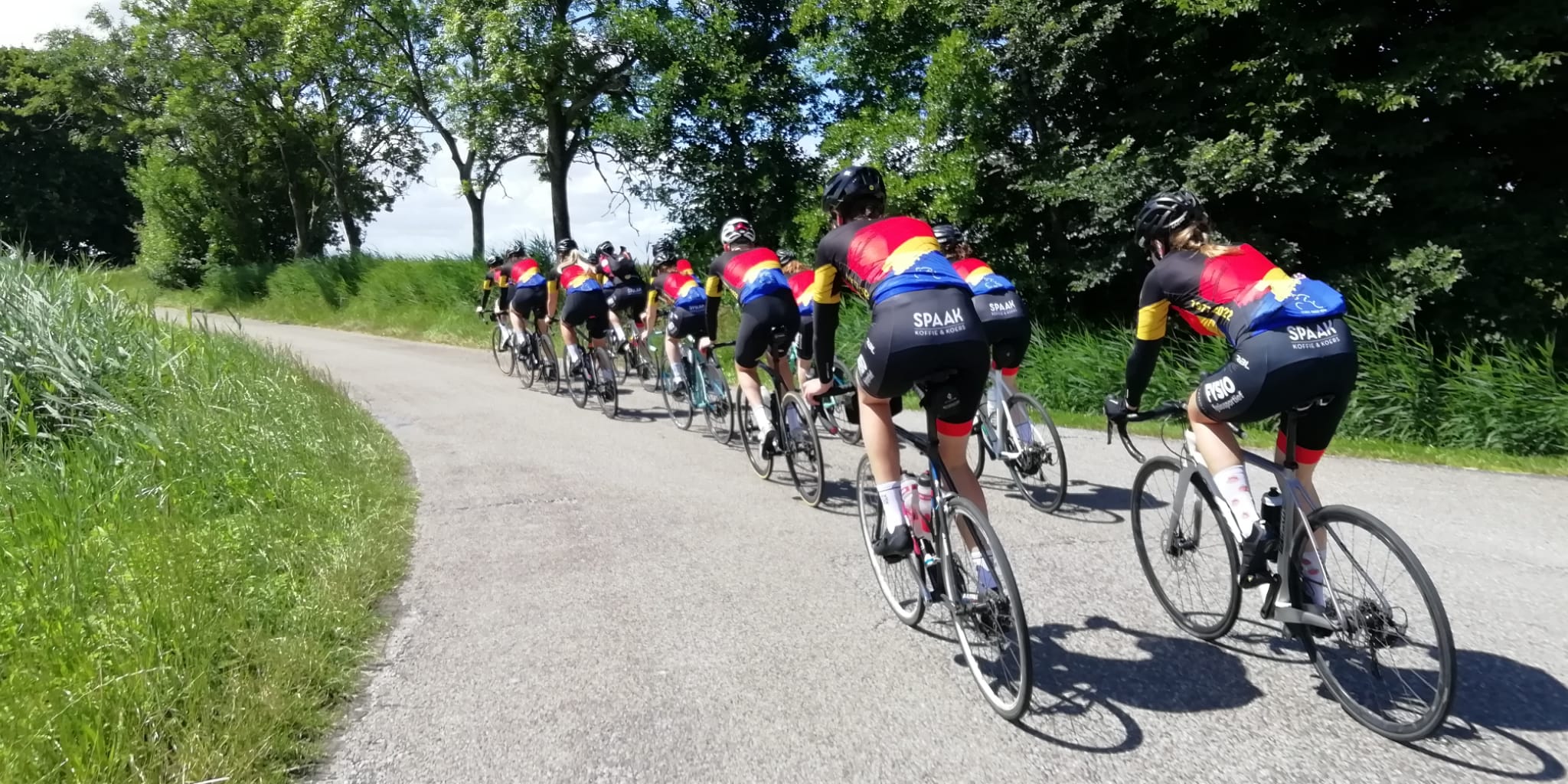 Wielrenner naar ziekenhuis na val in Middelbeet