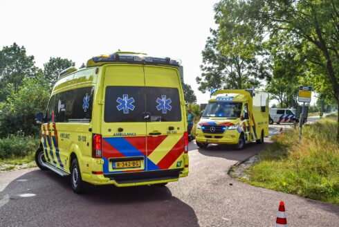 Wielrenner zwaargewond bij verkeersongeluk op Hoendiep nabij Enumatil