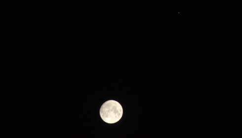 Luna piena e Giove fianco a fianco nel cielo: “Non prima del 2129 di nuovo”