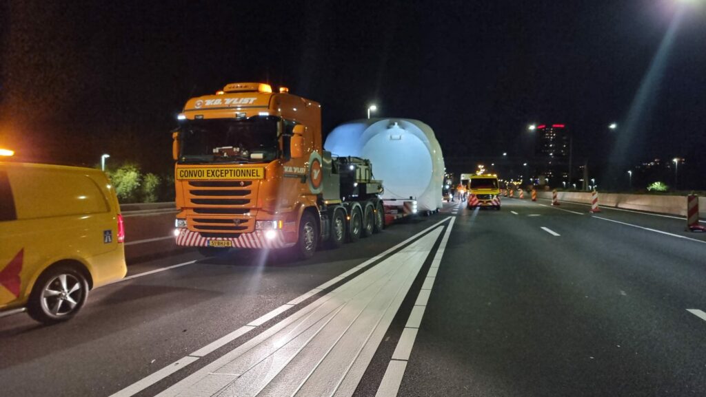 lezing Graag gedaan Sovjet Vrachtwagencombinatie met onderdeel windmolen 'rijdt zich klem' op N7 | OOG  Groningen
