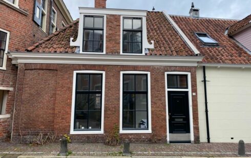 Hotel Prinsenhof bouwt kantoor in sociale huurwoning aan Turfstraat; buurtbewoners woest