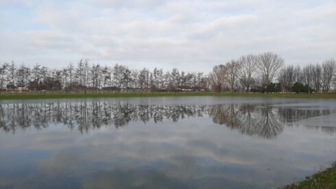 IJsbaan in Garmerwolde onder water gezet, nu hopen op stevige vorst