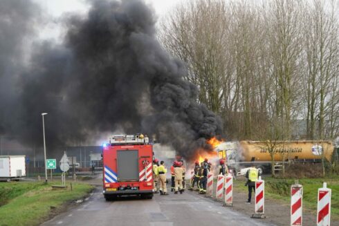 Vrachtwagen brandt uit in Garmerwolde