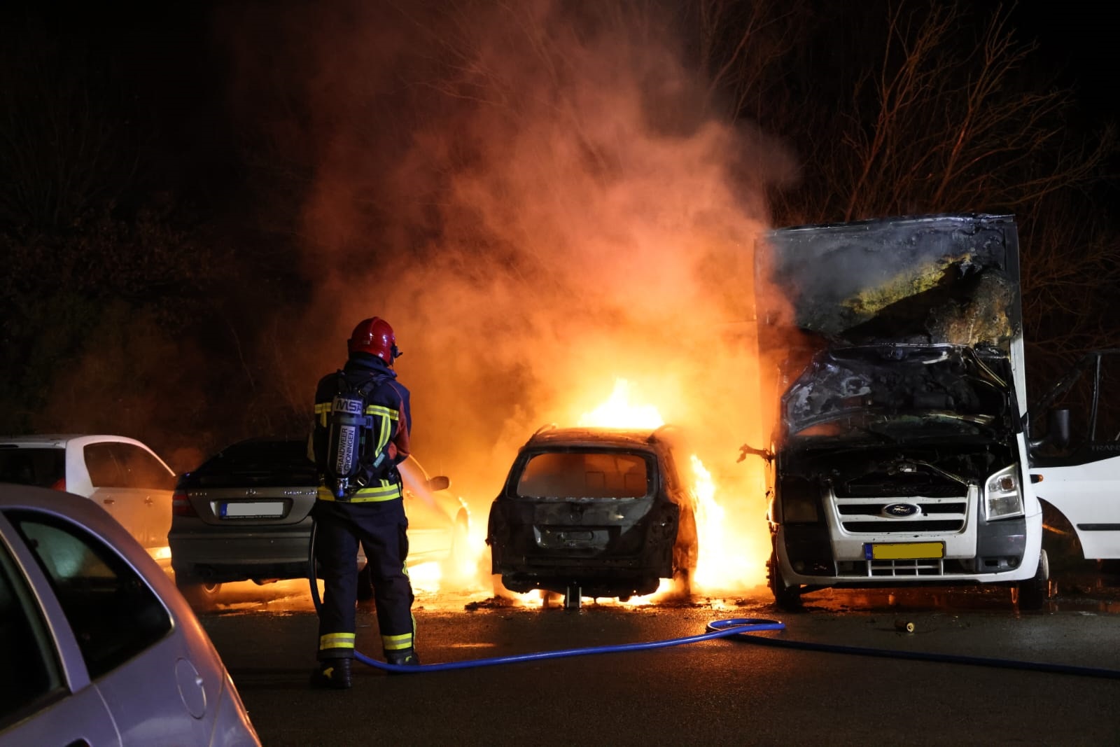 Meerdere auto’s beschadigd door brand op Kardinge, politie arresteert