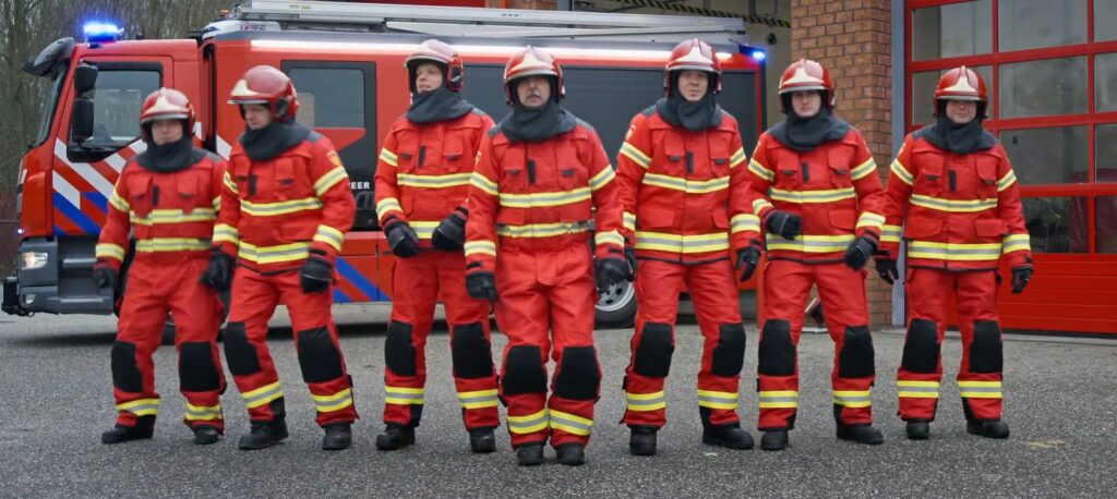 Strikt Afwijking Prestigieus Groningse brandweer verruilt zwarte voor rode nieuwe brandweerpakken | OOG  Groningen