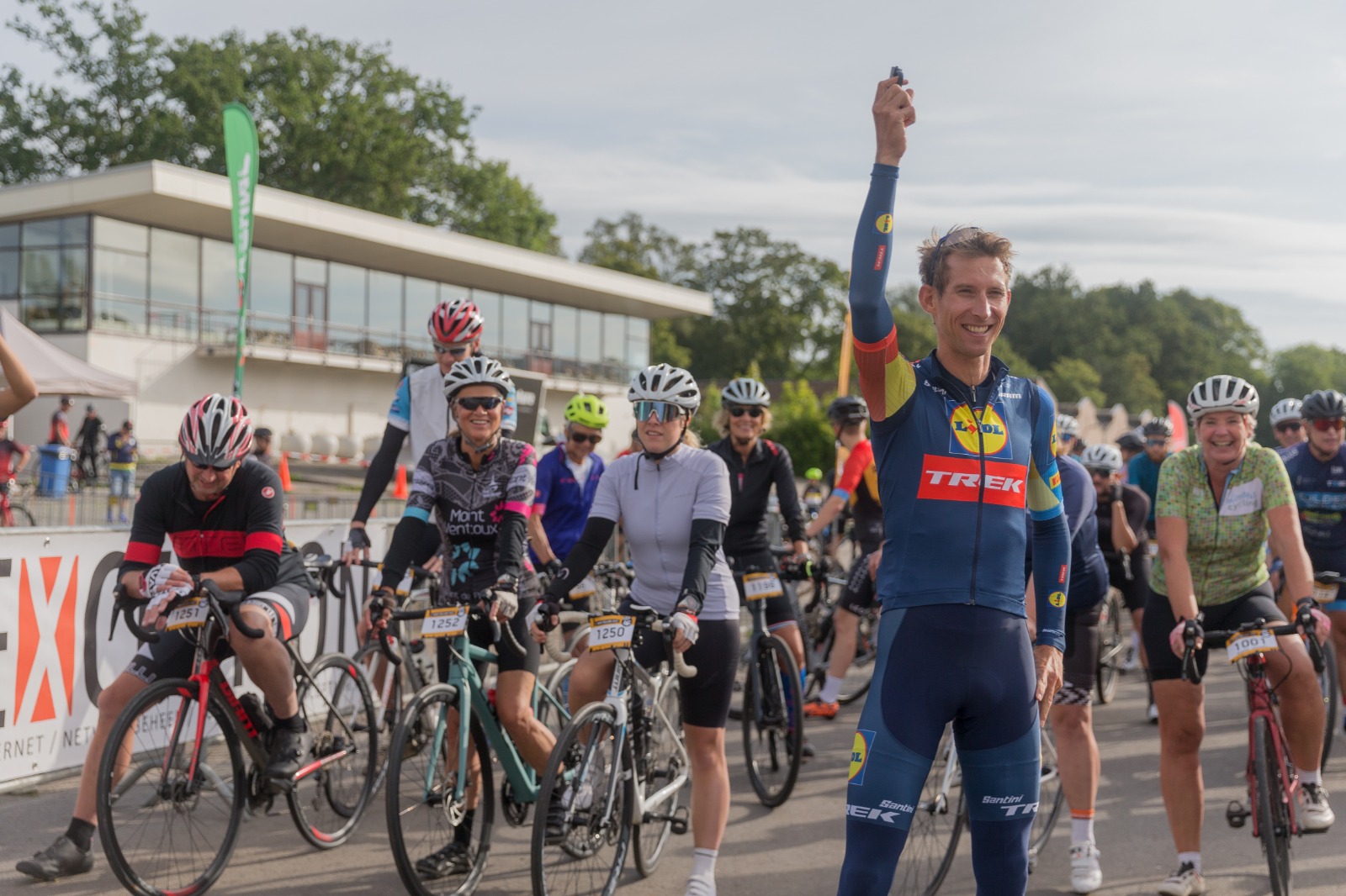 Cheque voor jeugdwielrennen NWVG tijdens Bauke Mollema Tocht