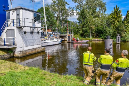 Sterke stroming duwt boot tegen Waterhuizerbrug
