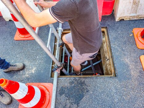 Wandelen door het riool: “Er brandt één lamp, en voor de rest helemaal niets” (foto’s)