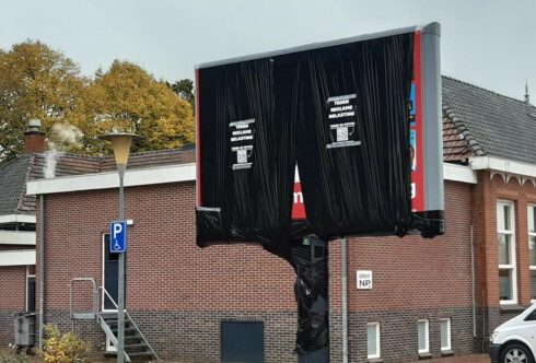 Gemeentelijk verkiezingsbord in Ten Boer afgeplakt met zwarte folie: “Wij geen reclame, dan zij ook 