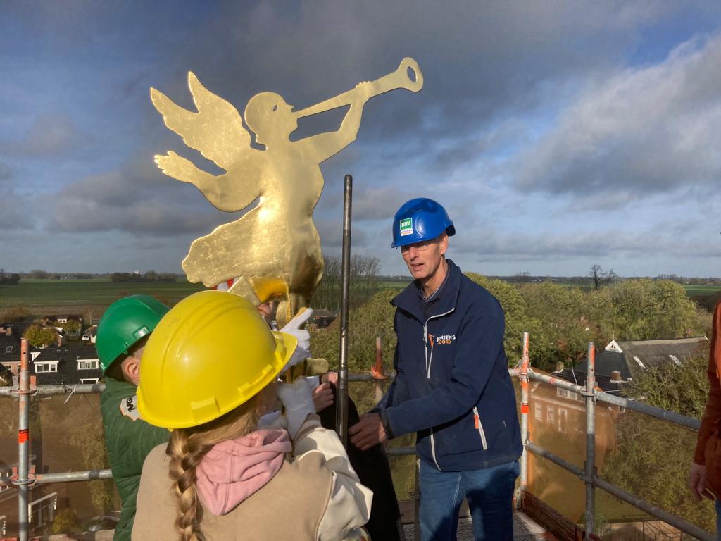 Gereformeerde kerk in Thesinge heeft windvaan weer terug