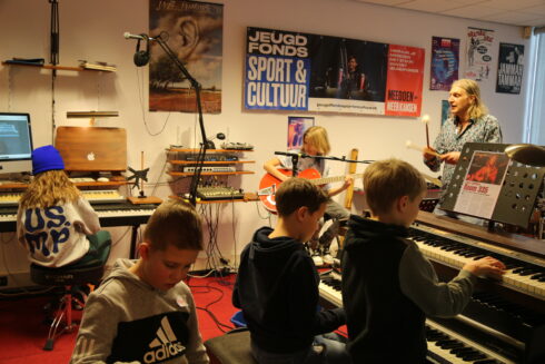 Oude school in Ten Boer komt tot leven: “Kinderen die met muziek bezig zijn is zo belangrijk”