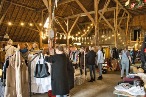 Kledingbeurs in Ten Boer trekt veel belangstelling: “Het hergebruiken van kleding zit in de lift”