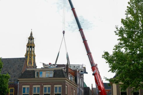Grote kraan tilt schip van Ploegkunstenaar George Martens van binnenplaats Museum aan de A