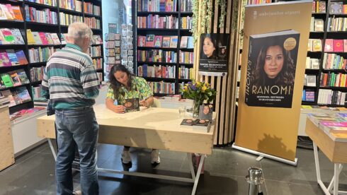 Ranomi Kromowidjojo signeert autobiografie bij boekhandel Van der Velde