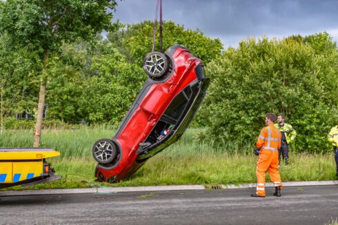 Auto belandt op de kop bij verkeersongeluk