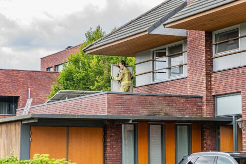 Zonnepanelen vatten vlam op dak in Eelderwolde