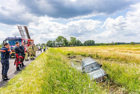 Auto te water tussen Stad en Peize