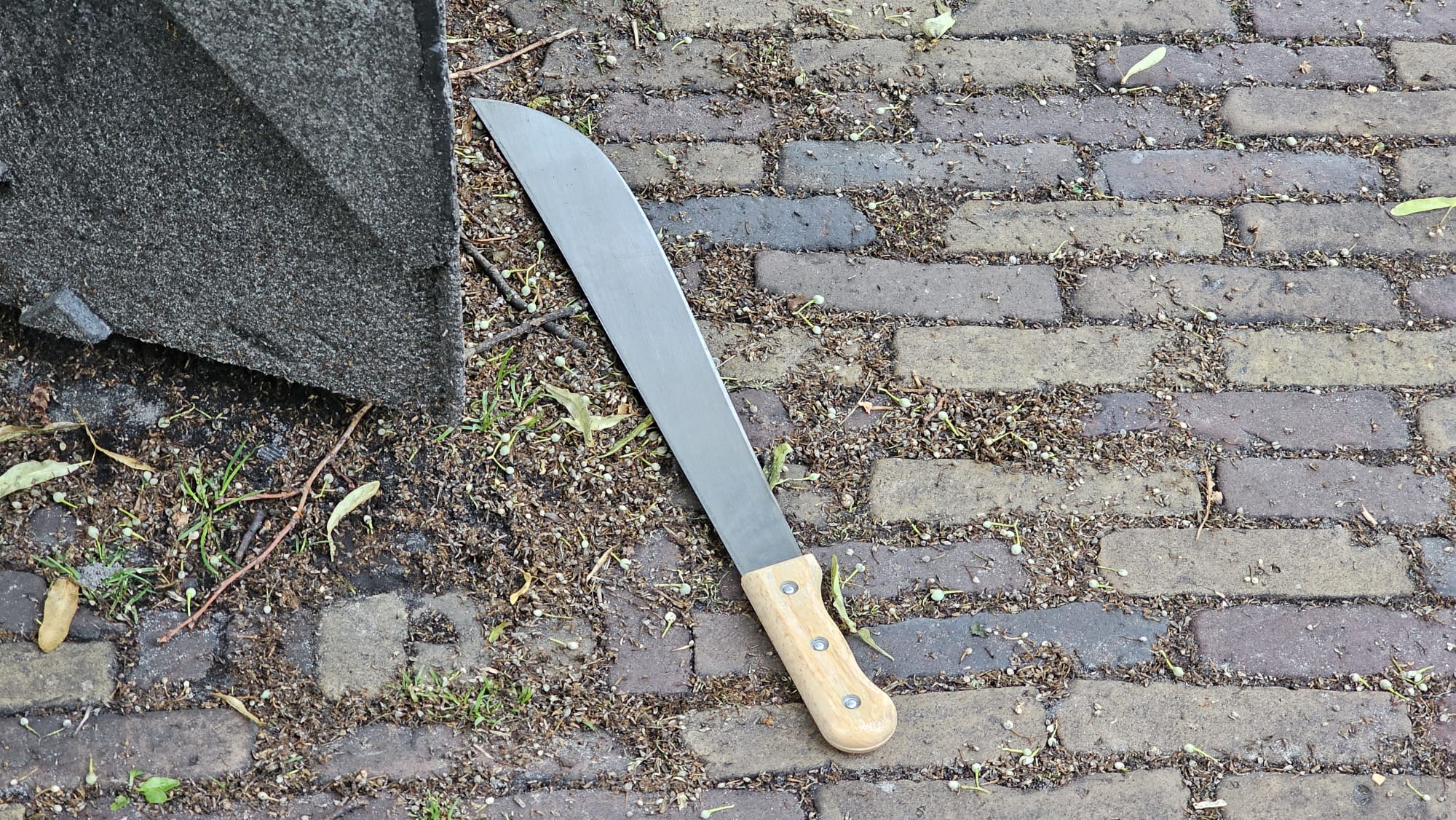 Tiener ingerekend met kapmes op zak