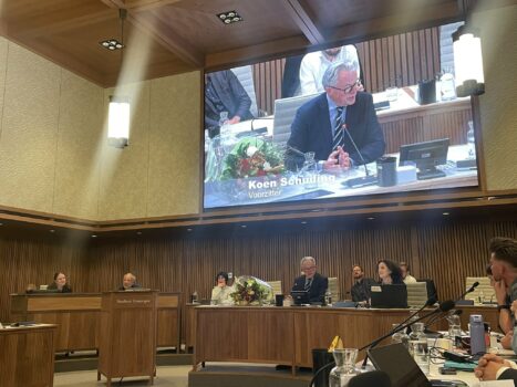 Burgemeester geëmotioneerd bij laatste raadsvergadering: “Het was een groot voorrecht”