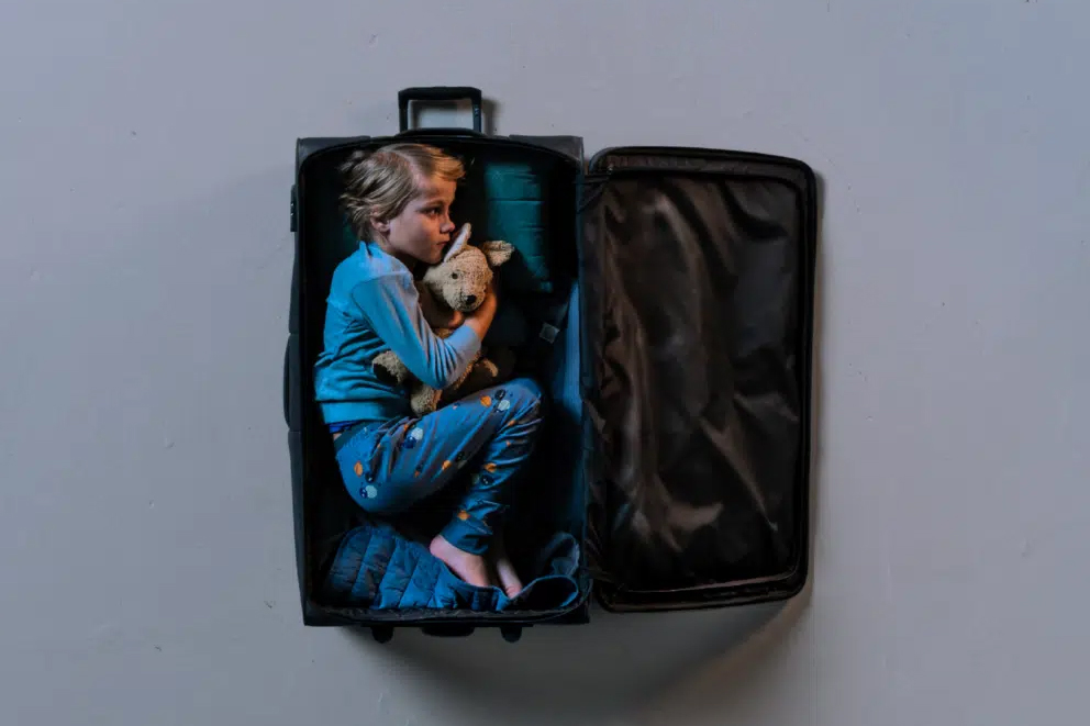 Broertje (10) en zusje (9) werden geslagen en deden kinderarbeid in gezinshuis: ‘Hond mocht hen bijt