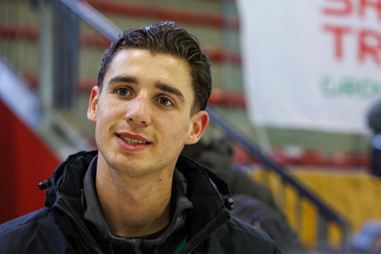 De Boo prolongeert Nederlandse titel met eerste 500 meter onder 34 seconden op ijs van Thialf
