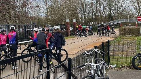 Weer rijplaten op wielerbaan: 100 wielrenners voor piet snot naar Corpus den Hoorn door afgelaste ko