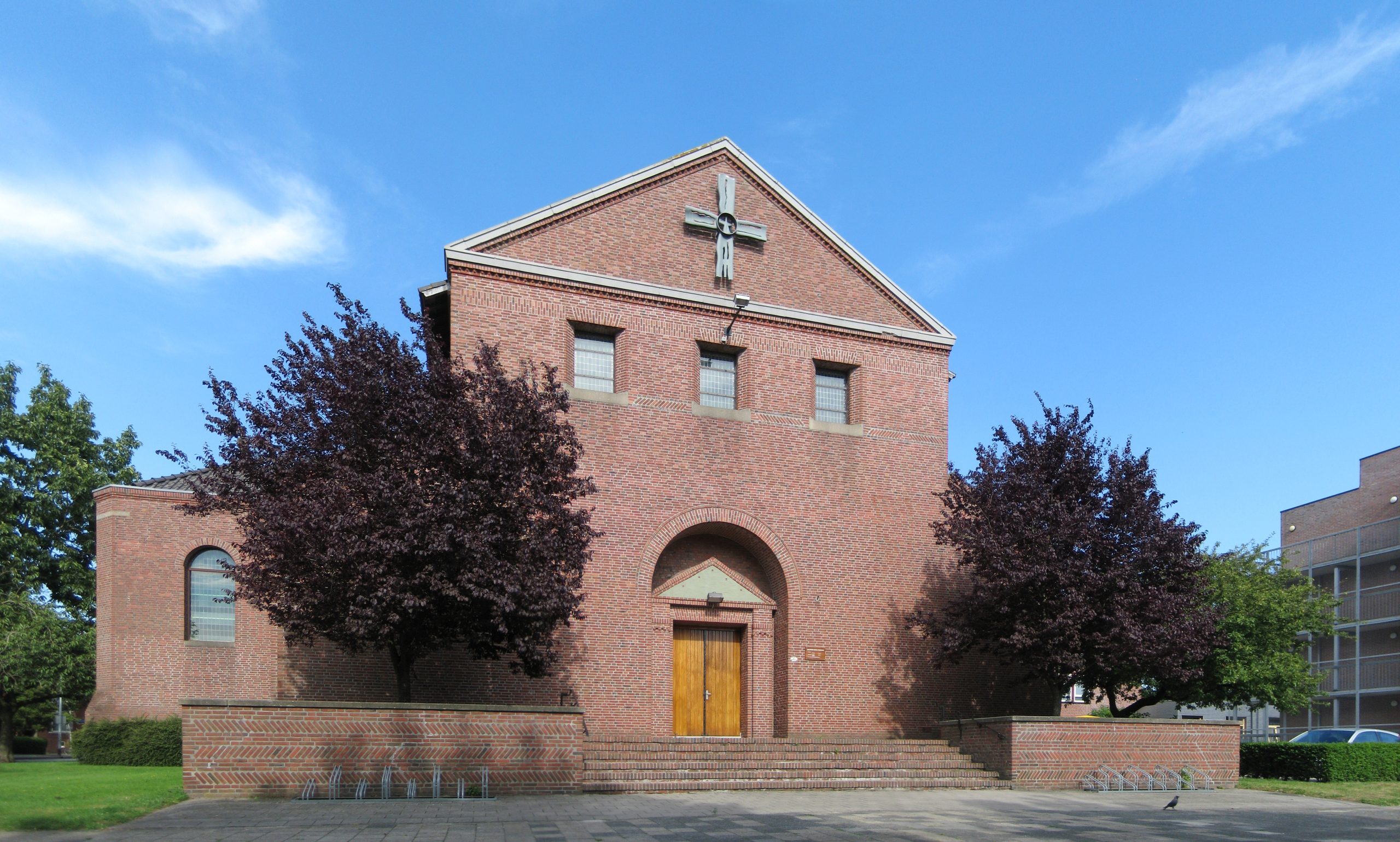 Salvatorkerk in Helpman blijft een kerk: genootschap uit de wijk neemt gebouw over