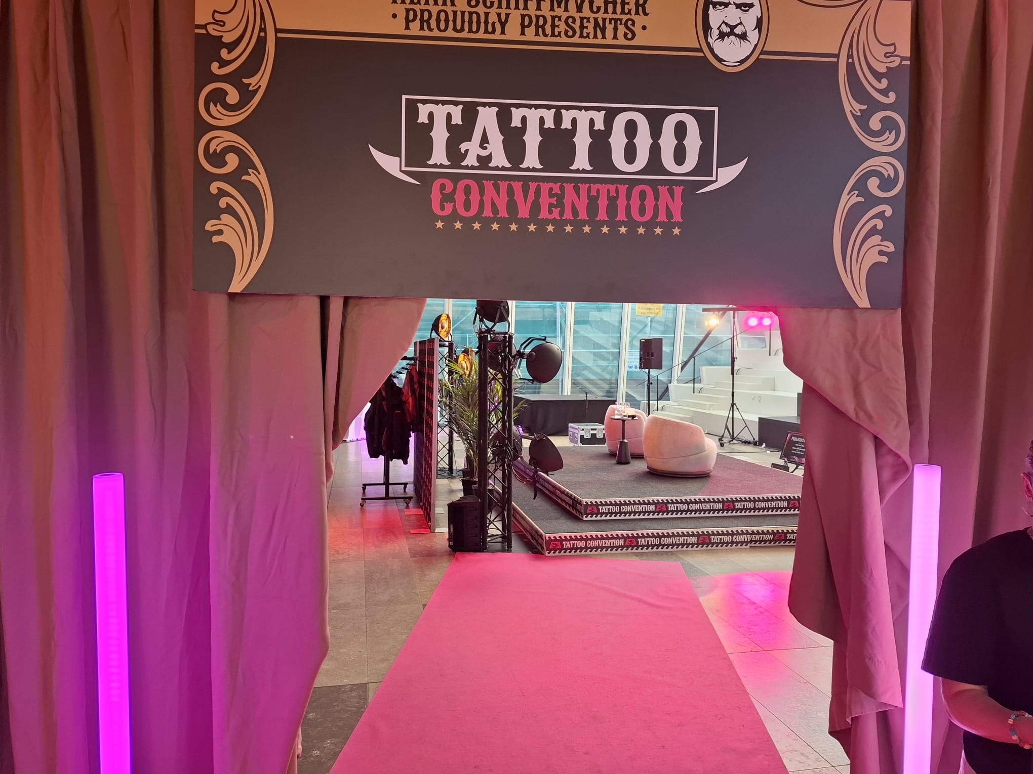 Henk Schiffmacher tattoeert live in Forum Groningen