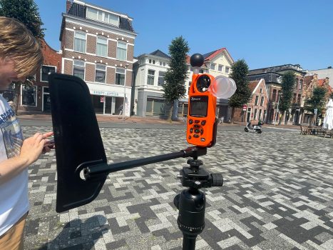 Roest meet met een hittestressmeter die temperatuur, gevoelstemperatuur, wind en stralingswarmte vastlegt, de data via GPS opslaat en met één druk op de knop klaarzet voor analyse.