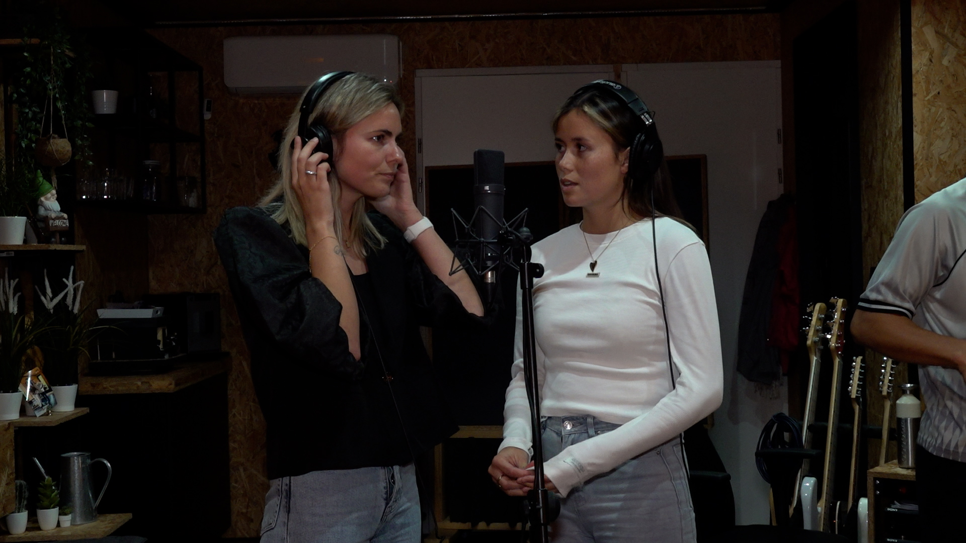 TikTok-duo Nocha uit Haren lanceert eerste single ‘Masker van Geluid’