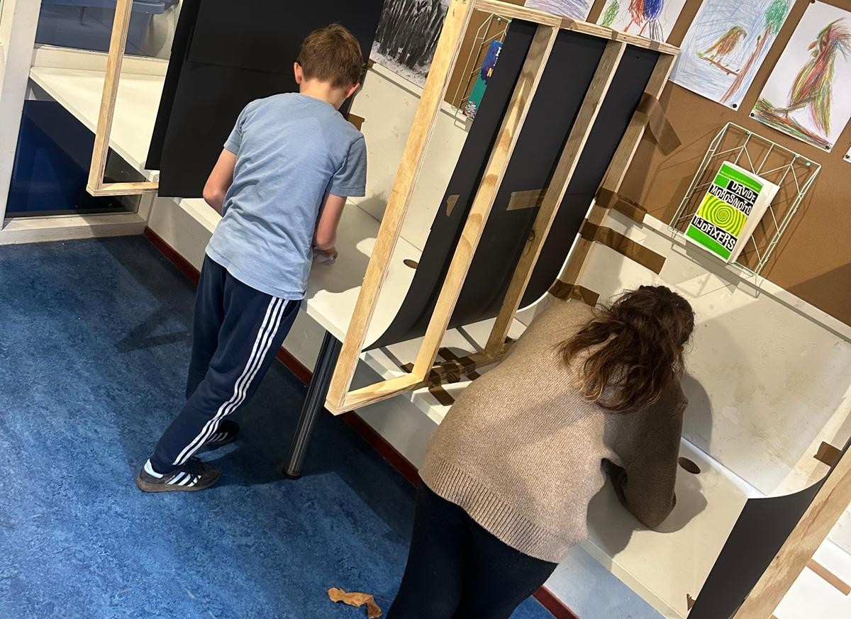 Groep 7 en 8 Nassauschool naar de stembus: “Kinderen vinden het niet normaal dat politici zo fel zij