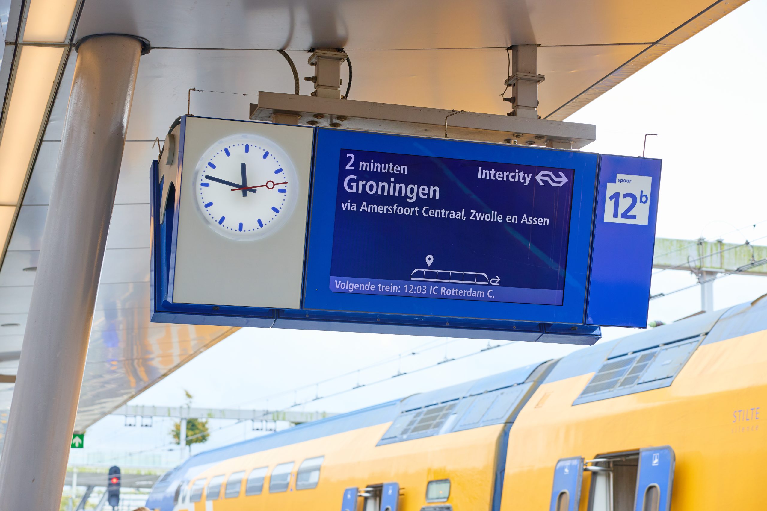 Reisinformatieborden op stations in Stad staan nu in ‘donkere modus’