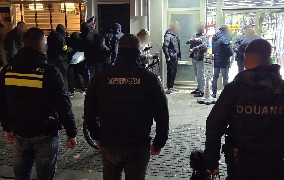 Drugsacties Westersingel en Gele loper: politie houdt 13 verdachten aan en neemt drugs en wapens in 