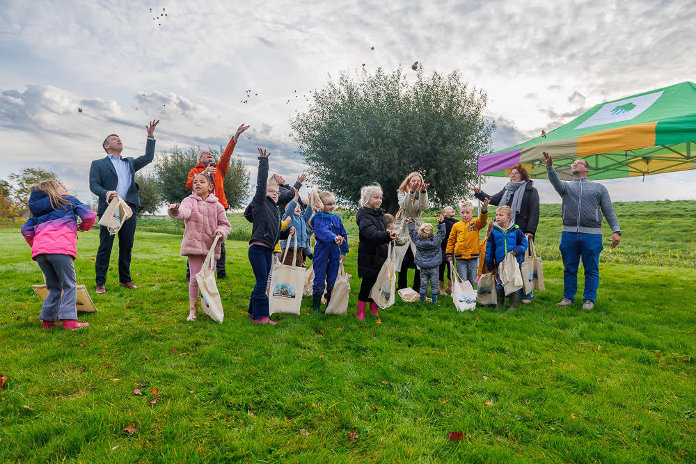 Leerlingen en vrijwilligers planten bloembollen voor Natuurwerkdag in Woltersum
